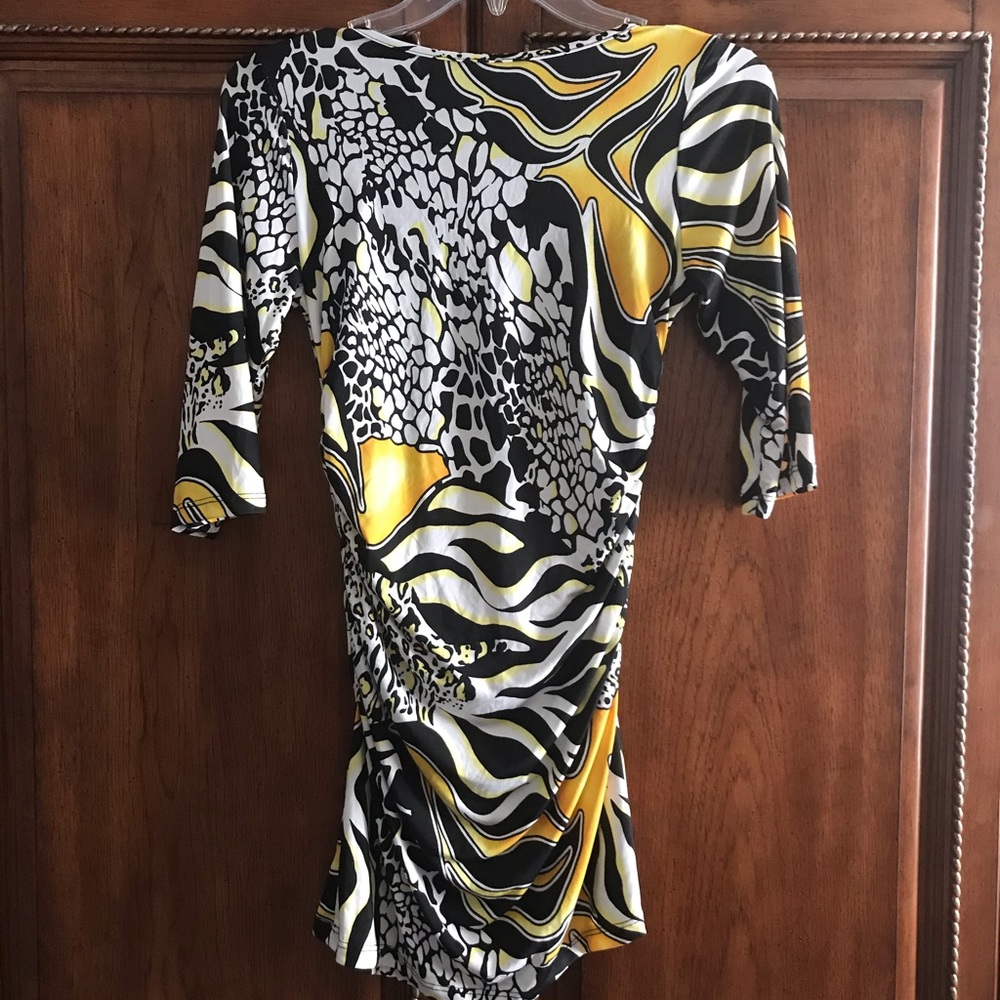 NEW! Key-Hole pattern shirt - Picture 2 of 4